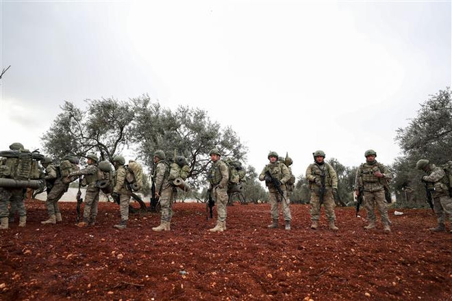 Binh sỹ Thổ Nhĩ Kỳ tại làng Qaminas, cách thành phố Idlib (Syria) khoảng 6km về phía Đông Nam, ngày 10/2/2020. (Nguồn: AFP/TTXVN) Lãnh đạo Nga và Thổ Nhĩ Kỳ nhất trí thực thi đầy đủ lệnh ngừng bắn ảnh 1