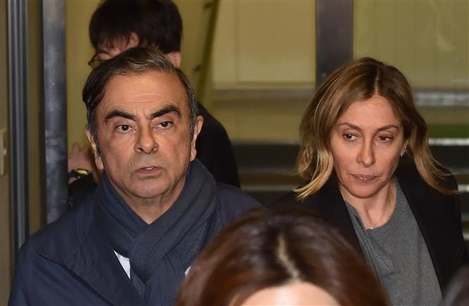 Cựu Chủ tịch hãng ôtô Nissan, ông Carlos Ghosn (trái) và vợ Carole Ghosn (phải) tại Tokyo, Nhật Bản ngày 3/4/2019. (Nguồn: AFP/TTXVN) Nissan kiện cựu Chủ tịch Ghosn, đòi bồi thường hàng chục triệu USD ảnh 1
