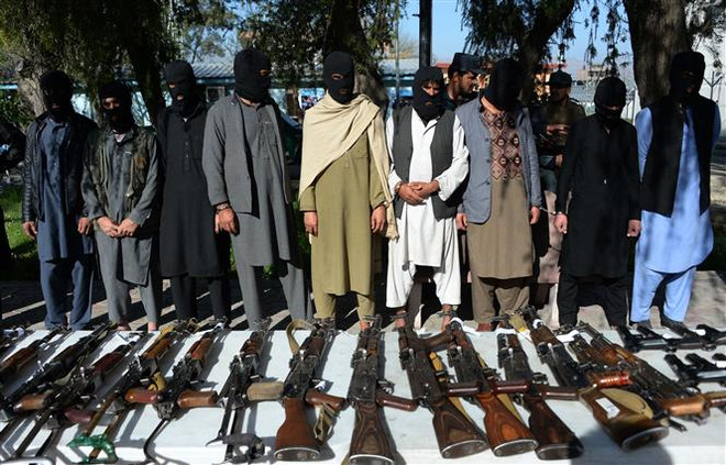 Các tay súng Taliban bị cảnh sát bắt giữ tại Jalalabad, Afghanistan ngày 6/3/2018. (Nguồn: AFP/TTXVN) Mỹ ghi nhận đàm phán với Taliban 'tiến triển đáng kể' ảnh 1