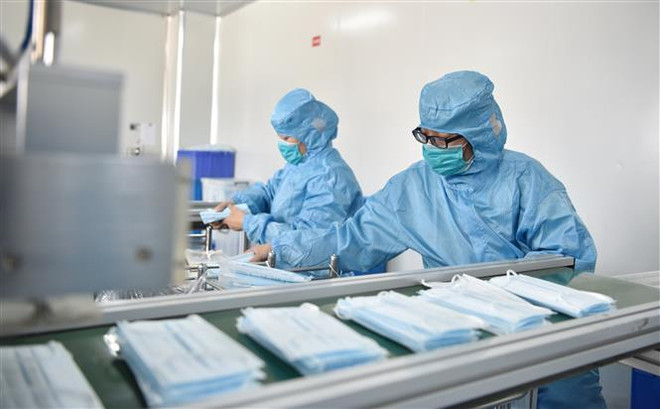 Sản xuất khẩu trang y tế tại một nhà máy ở tỉnh Hà Bắc, Trung Quốc, ngày 18/2. (Nguồn: THX/TTXVN) Trung Quốc sản xuất hơn 70 triệu chiếc khẩu trang mỗi ngày ảnh 1