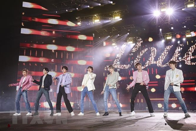 Nhóm nhạc BTS biểu diễn tại Seoul, Hàn Quốc, ngày 29/10/2019. (Nguồn: Yonhap/TTXVN) Nhóm nhạc BTS hủy các show diễn tại Hàn Quốc vì COVID-19 ảnh 1