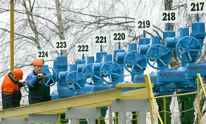 Công nhân làm việc tại trạm bơm dầu Gomel, một phần của đường ống dẫn dầu Druzhba, tại Bobovichi, cách thủ đô Minsk của Belarus 330km về phía đông nam. (Nguồn: AFP/TTXVN) Nga đề xuất đền bù cho Belarus do việc điều chỉnh thuế dầu mỏ ảnh 1