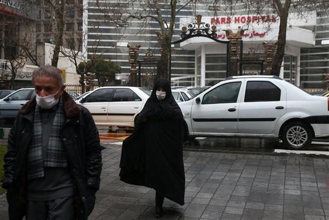 Người dân đeo khẩu trang phòng tránh dịch COVID-19 tại Tehran, Iran, ngày 23/2. (Nguồn: IRNA/TTXVN) Thêm một quan chức Iran xác nhận nhiễm virus SARS-CoV-2 ảnh 1