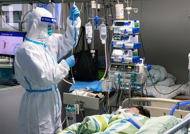 Điều trị cho bệnh nhân nhiễm virus corona tại bệnh viện ở Vũ Hán, tỉnh Hồ Bắc, Trung Quốc ngày 24/1/2020. (Nguồn: THX/TTXVN) Câu chuyện về bác sỹ Malaysia lựa chọn ở lại Trung Quốc trong mùa dịch ảnh 1
