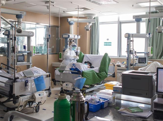 Nhân viên y tế điều trị cho bệnh nhân nhiễm COVID-19 tại bệnh viện ở Vũ Hán, tỉnh Hồ Bắc, Trung Quốc, ngày 22/2/2020. (Nguồn: THX/TTXVN) Số ca tử vong do COVID-19 ở Trung Quốc thấp nhất trong 3 tuần qua ảnh 1
