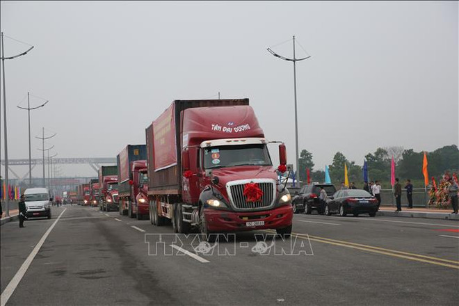 Vận chuyển hàng hóa giao thương qua lại cầu Bắc Luân II. (Nguồn: TTXVN) Chuẩn bị đủ điều kiện để cửa khẩu Móng Cái thông quan trở lại ảnh 1