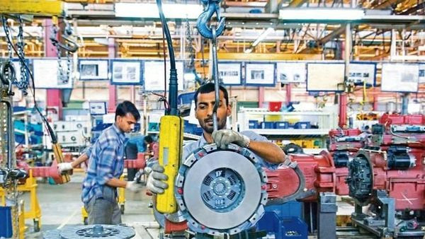 Công nhân làm việc trong một nhà máy ở Ấn Độ. (Nguồn: Mint) Tăng trưởng GDP của Ấn Độ thấp nhất trong gần 7 năm qua ảnh 1