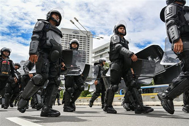 Cảnh sát Indonesia. (Nguồn: AFP/TTXVN) Indonesia tuyên bố sẽ không hồi hương các cựu thành viên IS ảnh 1
