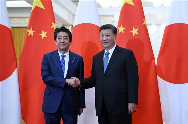 Thủ tướng Nhật Bản Shinzo Abe (trái) và Chủ tịch nước Trung Quốc Tập Cận Bình (phải) tại cuộc gặp ở Bắc Kinh ngày 23/12/2019. (Nguồn: AFP/TTXVN) Nhật Bản vẫn chuẩn bị cho chuyến thăm của Chủ tịch Trung Quốc ảnh 1
