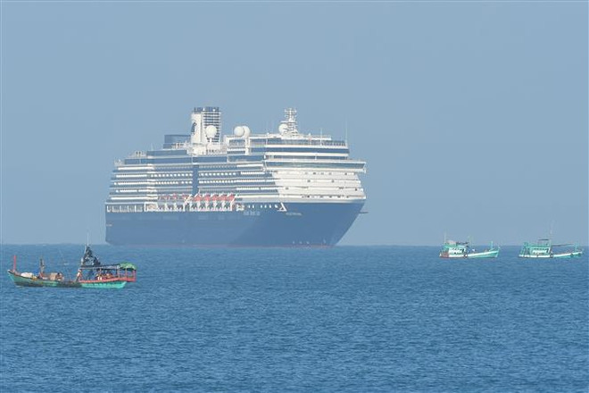 Du thuyền Westerdam chuẩn bị cập cảng Sihanoukville, Tây Nam Campuchia sáng 13/2/2020. (Nguồn: AFP/TTXVN) Tổng thống Trump cảm ơn Campuchia cho tàu Westerdam cập cảng ảnh 1