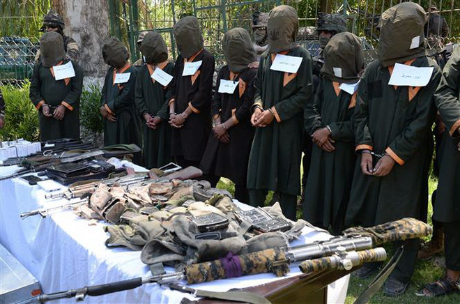 Các tay súng Taliban bị cảnh sát bắt giữ tại Jalalabad, Afghanistan ngày 22/5/2018. (Nguồn: AFP/TTXVN) Mỹ nhất trí với Taliban về đề xuất giảm bạo lực trong 7 ngày ảnh 1