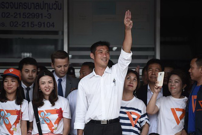 Chủ tịch đảng Tương lai mới (FFP) Thanathorn Juangroongruangkit (giữa) bên những người ủng hộ tại Bangkok ngày 6/4/2019. (Nguồn: AFP/TTXVN) Toà án Hiến pháp Thái Lan ra phán quyết giải tán đảng Tương lai mới ảnh 1