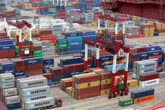Container hàng hóa được xếp tại cảng ở Thanh Đảo, tỉnh Sơn Đông, Trung Quốc. (Nguồn: EPA/TTXVN) BRI của Trung Quốc - vừa là thách thức vừa là cơ hội đối với Mỹ ảnh 1