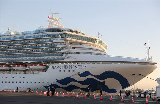 Du thuyền Diamond Princess được cách ly tại cảng Yokohama của Nhật Bản sau khi nhà chức trách phát hiện các trường hợp nhiễm dịch viêm đường hô hấp cấp COVID-19, ngày 6/2/2020. (Nguồn: THX/TTXVN) Thêm 99 người nhiễm COVID-19 trên du thuyền Diamond Princess ảnh 1