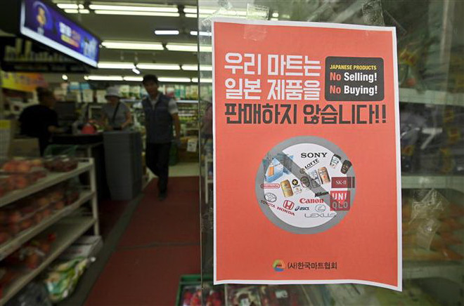 Biển thông báo 'Chúng tôi không bán hàng hóa Nhật bản' được treo tại một cửa hàng ở Seoul, Hàn Quốc ngày 17/7/2019. (Nguồn: AFP/TTXVN) Hàn Quốc và Nhật Bản ấn định thời điểm nối lại đối thoại thương mại ảnh 1