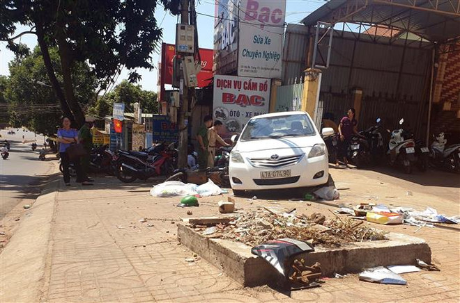 Xe ôtô đỗ trên đoạn đường dốc, tuột xuống gây tai nạn chết người ảnh 1