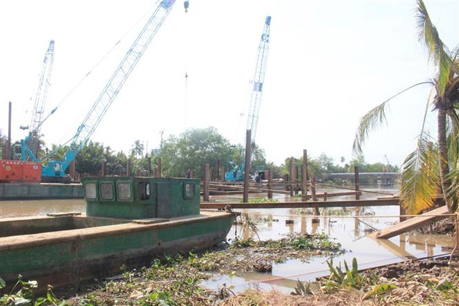 Thi công đắp đập tạm ngăn mặn trên sông Ba Lai. (Ảnh: Công Trí/TTXVN) Bến Tre đề xuất hỗ trợ trên 1.150 tỷ đồng ứng phó hạn mặn ảnh 1