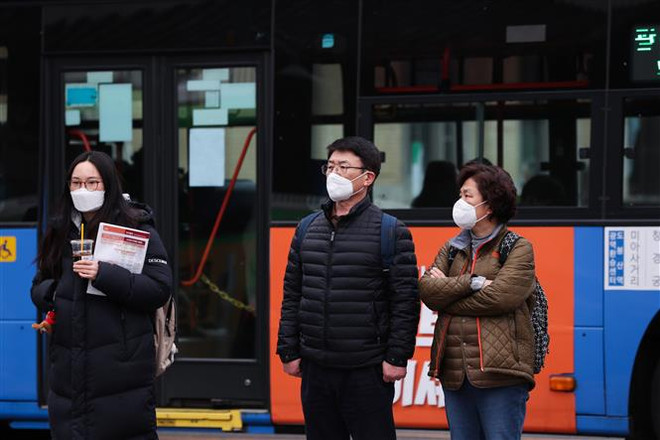 Người dân đeo khẩu trang để phòng tránh lây nhiễm COVID-19 tại Seoul, Hàn Quốc, ngày 21/2/2020. (Nguồn: THX/TTXVN) Hàn Quốc đã có 556 ca nhiễm, 4 người tử vong vì COVID-19 ảnh 1