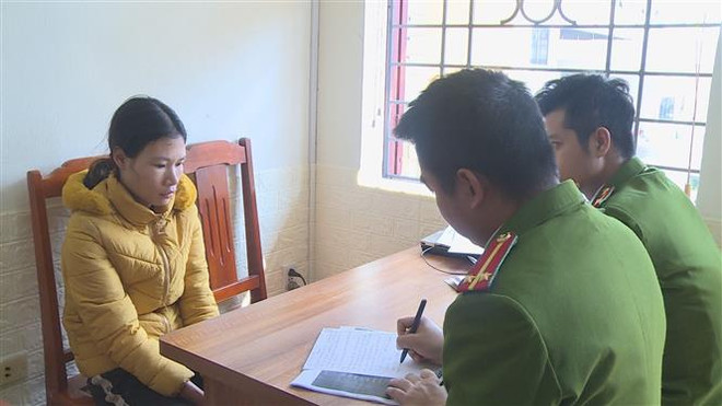 Đối tượng Lê Thị Liên tại cơ quan công an. (Ảnh: Trịnh Duy Hưng/TTXVN) Lừa bán khẩu trang trên Facebook, chiếm đoạt gần 600 triệu đồng ảnh 1