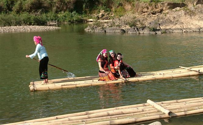 Du khách được về khu du lịch guồng nước Nà Khương thuộc huyện Tam Đường được hòa mình vào sông nước. (Ảnh: Việt Hoàng/TTXVN) Tiềm năng lớn để tỉnh Lai Châu phát triển du lịch cộng đồng ảnh 1