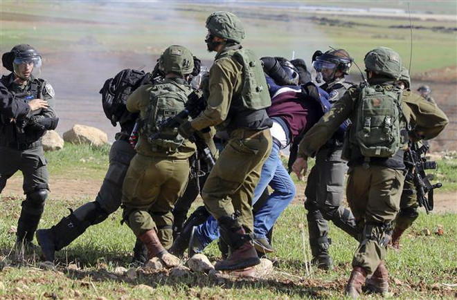 Người biểu tình Palestine xung đột với binh sỹ Israel tại làng Tamun, gần Thung lũng Jordan, Khu Bờ Tây ngày 31/1/2020. (Nguồn: AFP/TTXVN) Người Palestine tuần hành phản đối kế hoạch hòa bình Trung Đông của Mỹ ảnh 1