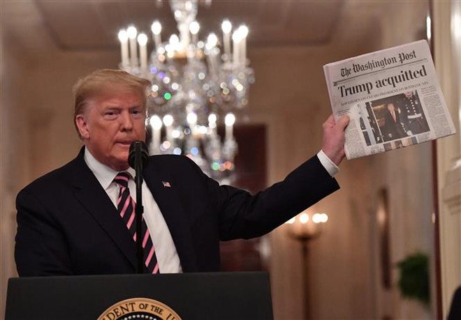 Tổng thống Mỹ Donald Trump phát biểu về chiến thắng trước cuộc điều tra luận tội của đảng Dân chủ tại Nhà Trắng ở Washington DC., ngày 6/2/2020. (Nguồn: THX/TTXVN) Nhiệm kỳ tổng thống của ông Trump khiến nền dân chủ Mỹ lâm nguy? ảnh 1
