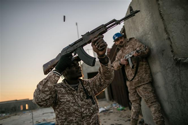 Binh sỹ Chính phủ Đoàn kết dân tộc Libya (LNA) xung đột với lực lượng Quân đội miền Đông Libya (LNA) tại mặt trận Ain Zara ở Tripoli ngày 24/2/2020. (Nguồn: THX/TTXVN) Liên hợp quốc khẳng định hòa đàm về Libya vẫn diễn ra theo kế hoạch ảnh 1