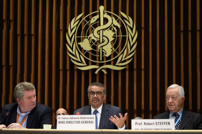 Tổng Giám đốc Tổ chức Y tế Thế giới (WHO) Tedros Adhanom Ghebreyesus (giữa) trong cuộc họp báo sau Hội nghị quốc tế về virus corona chủng mới COVID-19 tại Geneva, Thụy Sĩ ngày 12/2/2020. (Nguồn: AFP/TTXVN) WHO đánh giá quá trình ứng phó dịch bệnh COVID-19 trên thế giới ảnh 1