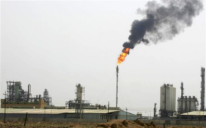 Một cơ sở lọc dầu ở Shuaiba, Iraq. (Nguồn: AFP/TTXVN) COVID-19 chứng minh dầu mỏ vẫn là trung tâm hoạt động kinh tế ảnh 1