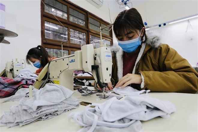 May khẩu trang tại Garco 10, Long Biên, Hà Nội. (Ảnh: Trần Việt/TTXVN) Dịch bệnh COVID-19: Hãy tăng sức đề kháng, đừng lạm dụng khẩu trang ảnh 3