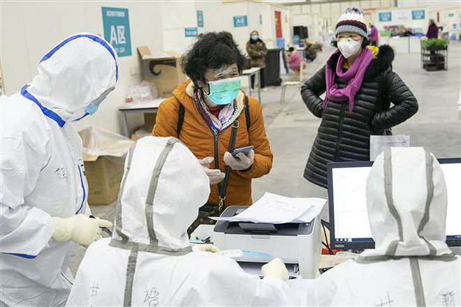 Nhân viên y tế tiếp nhận bệnh nhân tại một bệnh viện ở Vũ Hán, Trung Quốc ngày 10/2/2020. (Nguồn: THX/TTXVN) Chuyên gia Trung Quốc dự báo dịch bệnh sẽ chấm dứt vào tháng 4 ảnh 1