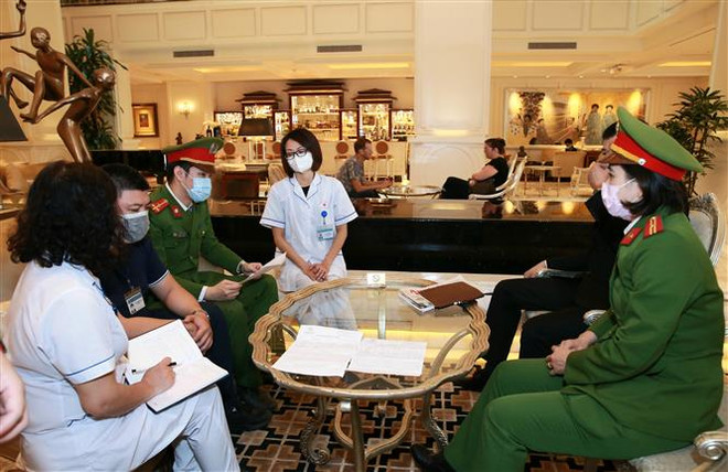 Công an quận Hoàn Kiếm kiểm tra các cơ sở lưu trú phòng dịch COVID-19. (Ảnh: Doãn Tấn/TTXVN) Hà Nội chuẩn bị đầy đủ các điều kiện để phòng chống dịch COVID-19 ảnh 1