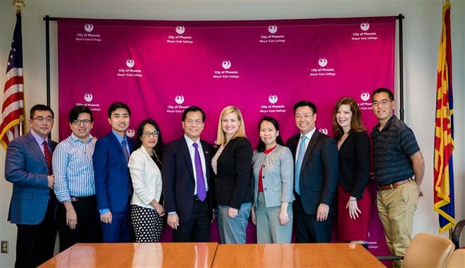 Đại sứ Hà Kim Ngọc gặp Thị trưởng thành phố Phoenix Kate Gallego. (Nguồn: TTXVN) Hoạt động đầu tiên trong chuỗi kỷ niệm 25 năm quan hệ Việt Nam-Hoa Kỳ ảnh 1