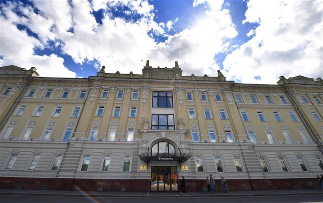 Trụ sở tập đoàn dầu khí Rosneft tại Moskva, Nga. (Nguồn: AFP/TTXVN) Mỹ gây sức ép với Venezuela, gia tăng căng thẳng với Nga ảnh 1