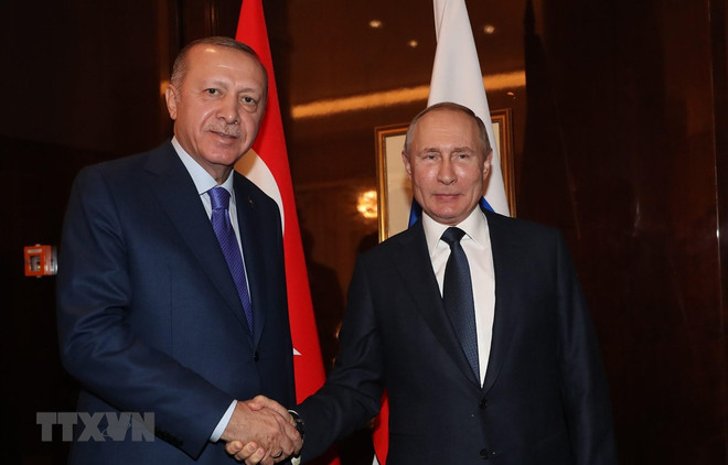 Tổng thống Nga Vladimir Putin (phải) và Tổng thống Thổ Nhĩ Kỳ Recep Tayyip Erdogan trong cuộc gặp tại Berlin, Đức, ngày 19/1/2020. (Ảnh: AFP/TTXVN) Sẽ không có cuộc gặp giữa Tổng thống Nga và người đồng cấp Thổ Nhĩ Kỳ ảnh 1