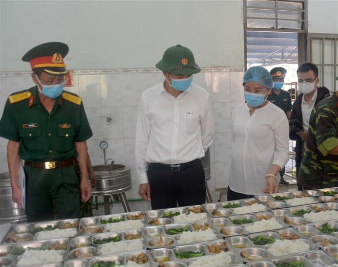Phó Chủ tịch Ủy ban Nhân dân thành phố Đà Nẵng Lê Trung Chinh kiểm tra bữa cơm của các công dân được cách ly tại Trung tâm Huấn luyện dự bị động viên Đồng Nghệ. (Ảnh: Văn Dũng/TTXVN) Dịch COVID-19: Đà Nẵng đảm bảo đầy đủ điều kiện cho các khu cách ly ảnh 1