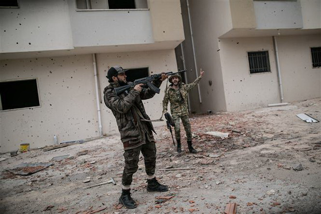 Lực lượng Chính phủ đoàn kết dân tộc Libya (GNA) trong cuộc giao tranh với Lực lượng Quân đội Quốc gia Libya (LNA) tại Salah Al-Din, Tripoli, Libya, ngày 13/2/2020. (Nguồn: THX/TTXVN) LHQ nối lại đàm phán nhắm thúc đẩy ngừng bắn lâu dài ở Libya ảnh 1