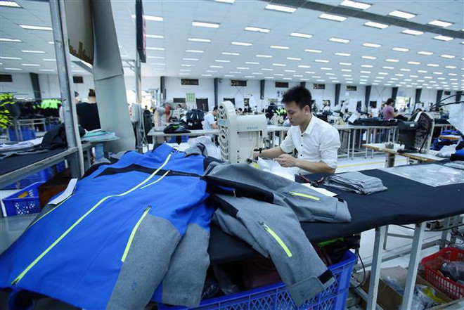Sản xuất các mặt hàng may mặc tại Công ty TNHH Kydo có vốn đầu tư Hàn Quốc tại Khu Công nghiệp Phố nối A, Hưng Yên. (Ảnh: Phạm Kiên/TTXVN) Hạ viện Séc thông qua nghị quyết ủng hộ Hiệp định EVIPA ảnh 1