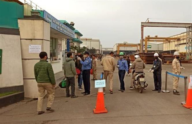 Kiểm tra thân nhiệt tại công ty có nhiều người là công dân Trung Quốc và Hàn Quốc làm việc tại Hải Phòng. (Nguồn: TTXVN) Giám sát sức khỏe những người lưu chuyển qua Hàn Quốc, Nhật Bản ảnh 1