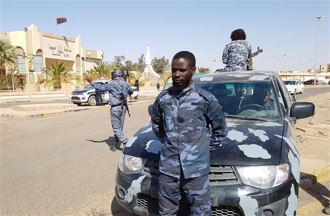 Lực lượng trung thành với Tướng Khalifa Hafta tuần tra tại thành phố Sebha, Libya, ngày 9/2/2019. (Nguồn: AFP/TTXVN) LHQ cáo buộc Quân đội miền Đông Libya cản trở hoạt động của phái bộ ảnh 1