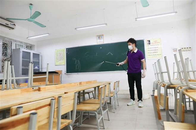 Phun thuốc khử khuẩn tại trường tiểu học Đông Thái, quận Tây Hồ. (Ảnh: Thanh Tùng/TTXVN) Hà Nội tăng cường giám sát, phát hiện người nghi mắc COVID-19 ảnh 1