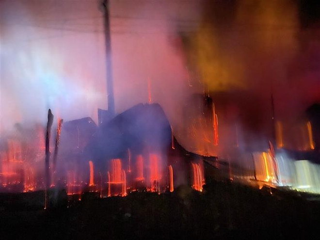 Bình Phước: Lửa thiêu rụi xưởng gỗ lúc rạng sáng, một người tử vong ảnh 1