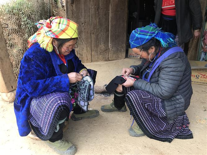 Phụ nữ Mông tranh thủ lúc nhàn rỗi làm các sản phẩm thổ cẩm để kiếm thêm thu nhập. (Ảnh: Việt Dũng/TTXVN) Độc đáo nghề dệt thổ cẩm của đồng bào Mông ở huyện Mù Cang Chải ảnh 3