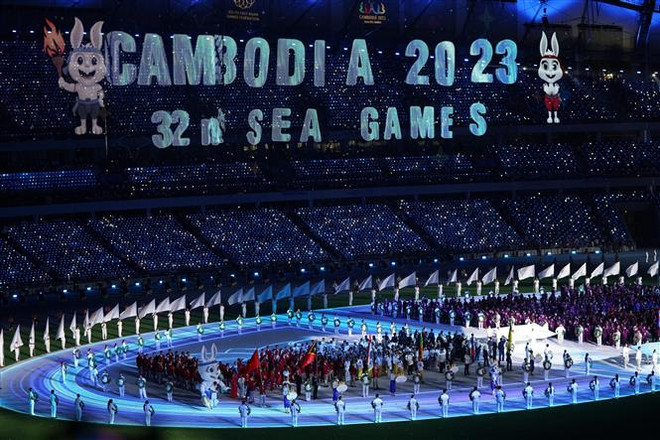 Ngày 5/5, Lễ khai mạc Đại hội Thể thao Đông Nam Á lần thứ 32 (SEA Games 32) diễn ra hoành tráng trên sân vận động quốc gia Morodok Techo ở Phnom Penh, Vương quốc Campuchia. (Ảnh: THX/TTXVN) SEA Games 32 - dấu mốc lịch sử, niềm tự hào của người dân Campuchia ảnh 1