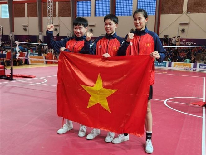 Đội tuyển Cầu mây giành huy chương Vàng đầu tiên tại SEA Games 32 ở nội dung Đôi Nữ khi dẫn đầu bảng đấu với thành tích 3 trận thắng và 1 trận thua, có cùng điểm số như Indonesia và Myanmar nhưng hơn về chỉ số phụ. Đây là huy chương Vàng thứ 109 của Đoàn Việt Nam. (Ảnh: TTXVN) Niềm vui Vàng của Đoàn Thể thao Việt Nam với môn vật và cầu mây ảnh 1