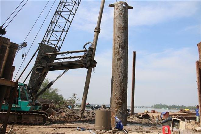 Thi công cầu Rạch Miễu 2 phía tỉnh Bến Tre. (Ảnh Công Trí/TTXVN) Bộ GTVT đề nghị điều chỉnh tổng mức đầu tư dự án cầu Rạch Miễu 2 ảnh 1
