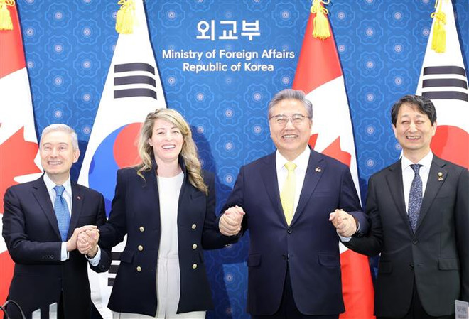 (Từ trái sang) Bộ trưởng Đổi mới, Khoa học và Công nghiệp Canada Francois-Philippe Champagne, Bộ trưởng Ngoại giao Canada Melanie Joly, Bộ trưởng Ngoại giao Hàn Quốc Park Jin và Bộ trưởng Thương mại Hàn Quốc Ahn Duk-geun tại cuộc đối thoại ở Seoul ngày 16/5/2023. (Ảnh: Yonhap/TTXVN) Hàn Quốc và Canada đối thoại cấp cao về an ninh kinh tế ảnh 1