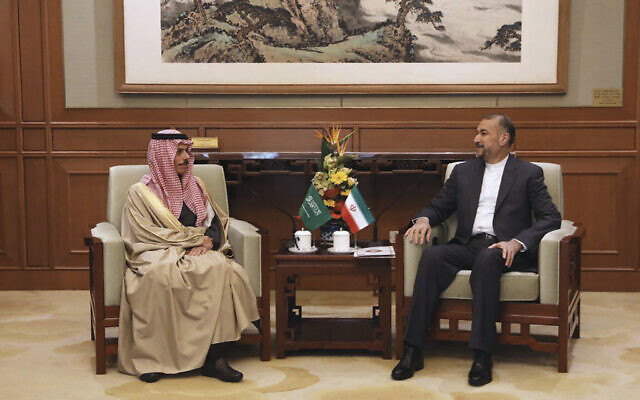 Ngoại trưởng Iran Hossein Amir-Abdollahian (phải) và người đồng cấp Saudi Arabia, Hoàng tử Faisal bin Farhan Al Saud. (Nguồn: AP) Iran và Saudi Arabia quyết tâm cải thiện quan hệ song phương ảnh 1