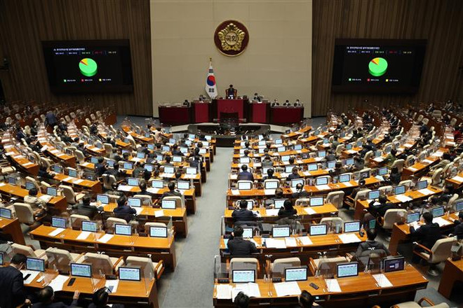 Toàn cảnh một phiên họp Quốc hội Hàn Quốc tại thủ đô Seoul. (Ảnh: Yonhap/TTXVN) Hàn Quốc bổ sung luật buộc các nghị sỹ phải kê khai tài sản ảo ảnh 1