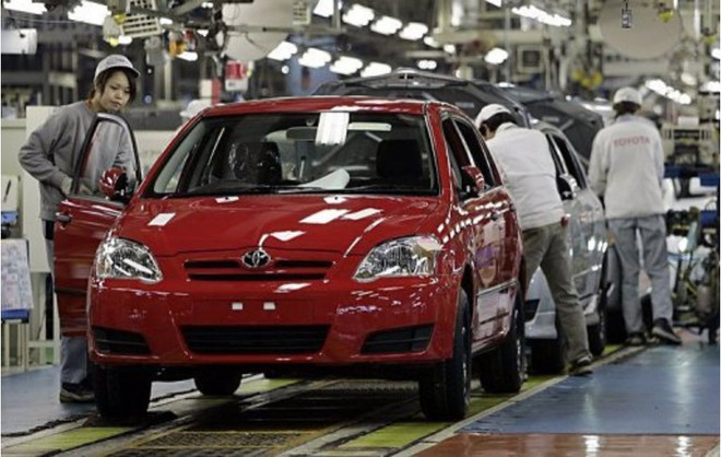 Công nhân làm việc trong một nhà máy của Toyota. (Nguồn: Autoevolution) Toyota: Khách hàng tại châu Á-châu Đại Dương có nguy cơ rò rỉ dữ liệu ảnh 1